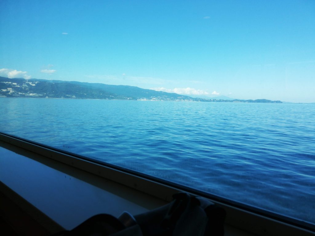 熱海へ向かうフェリーから