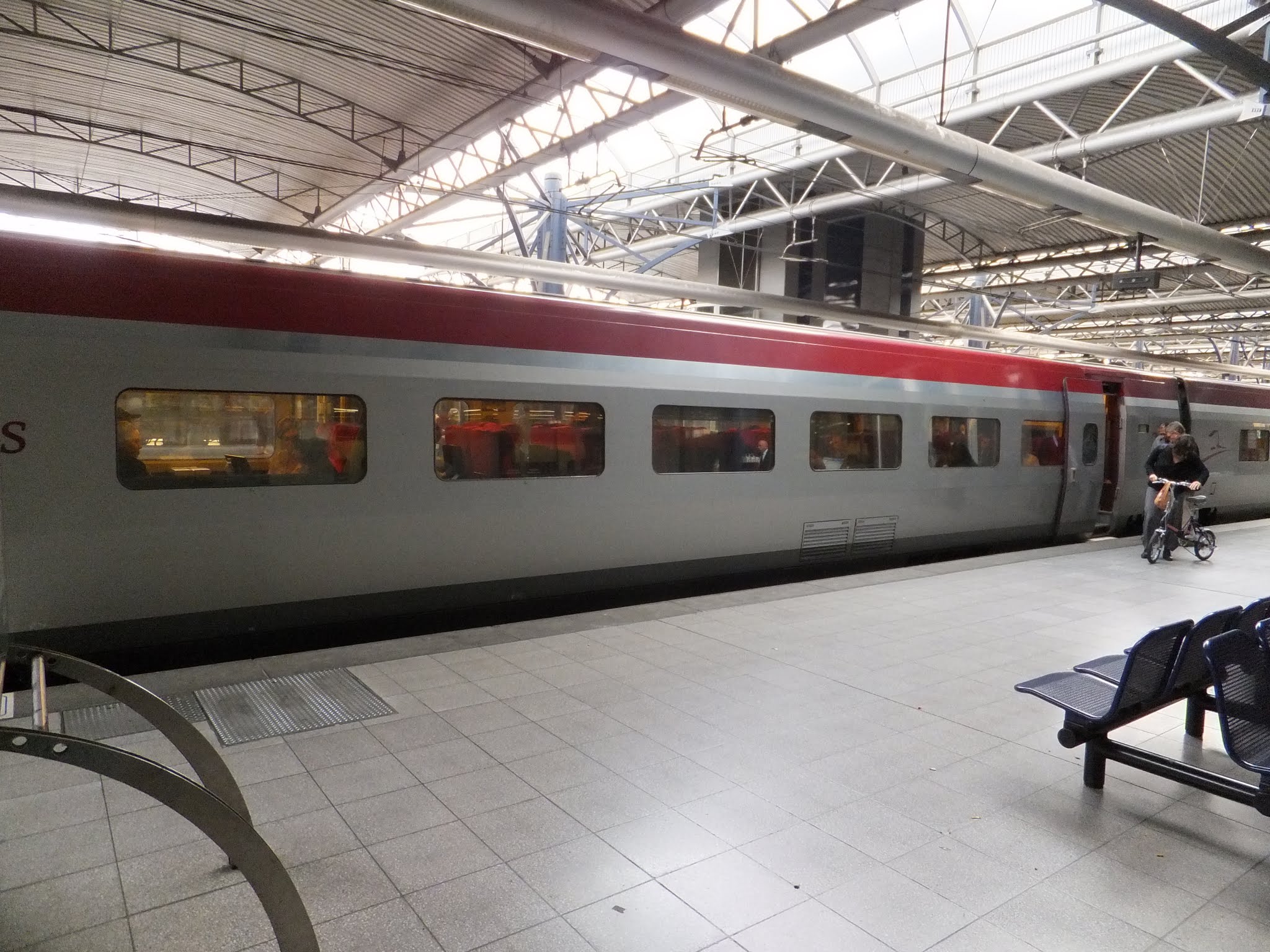 アムステルダム駅から出発を待つ特急列車